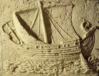 Detail eines Reliefs eines Bootes, von einem Sarkophag